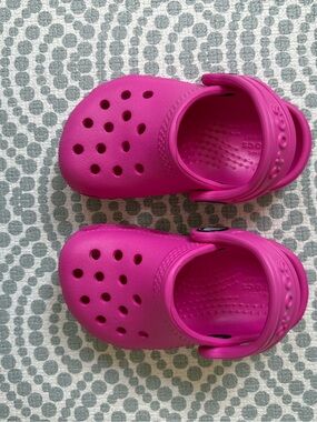 Crocs Kids Classic Clog in Bright Pink